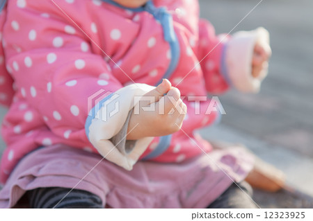 1 year old girl 12323925