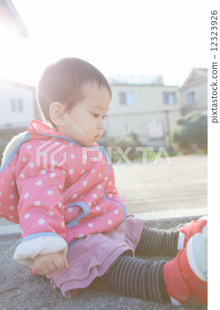 1歲的女孩 1歲的女孩 12323926