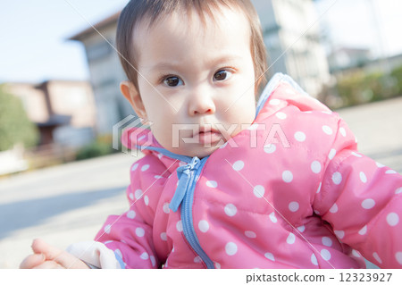 1歲的女孩 1歲的女孩 12323927