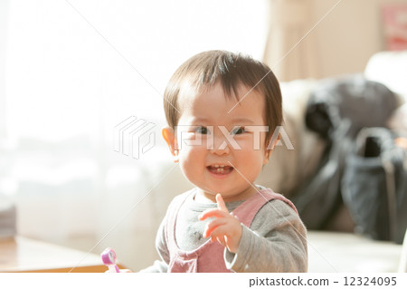 1歲的女孩 1歲的女孩 12324095
