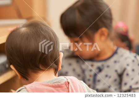 一個1歲的女孩和一個5歲的女孩 12325483