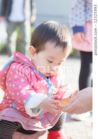 1歲的女孩落葉 12325993