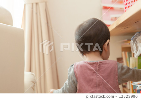 1歲的女孩 1歲的女孩 12325996