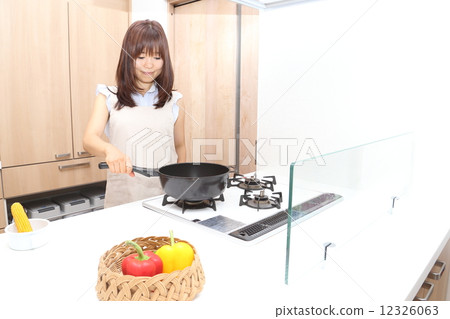 一個女人站在廚房裡 12326063