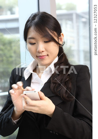 Asian business woman who operates phone Asian business woman who operates phone 12327053