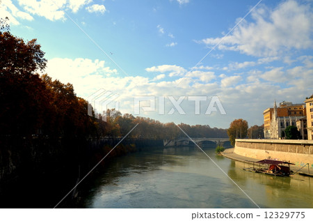 台伯河的流動 12329775