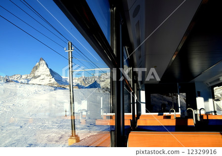 從Gornergrat登山火車的火車窗口 12329916