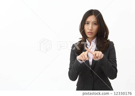 做NG標誌的亞裔女商人 做NG標誌的亞裔女商人 12330176