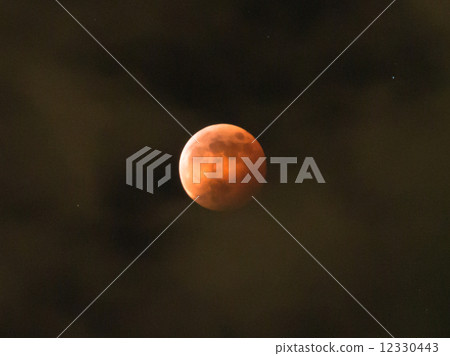 月亮籠罩著月食 12330443