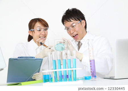 兩位研究員 12330445