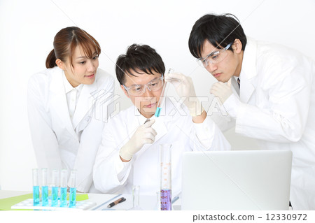 三位研究員 12330972