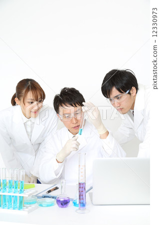 三位研究員 12330973