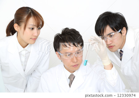 三位研究員 12330974