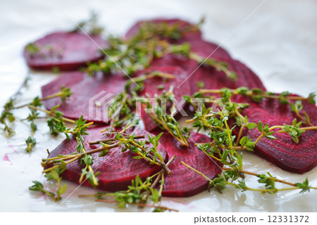 Raw beetroot and thyme 12331372
