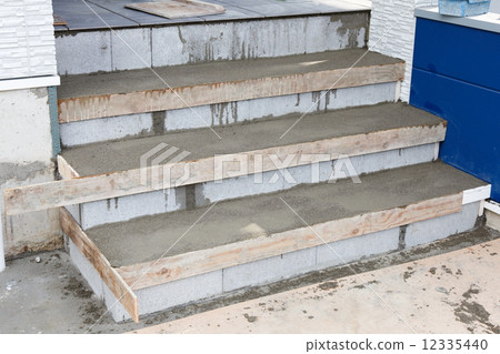 樓梯施工（在建）完成圖像是是12335439 12335440
