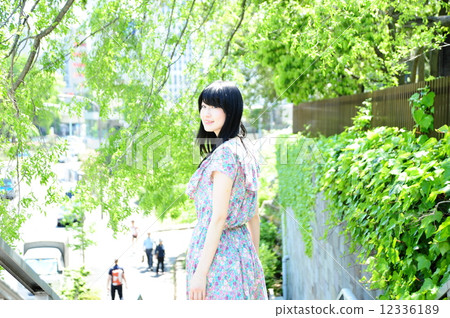 女性肖像 12336189