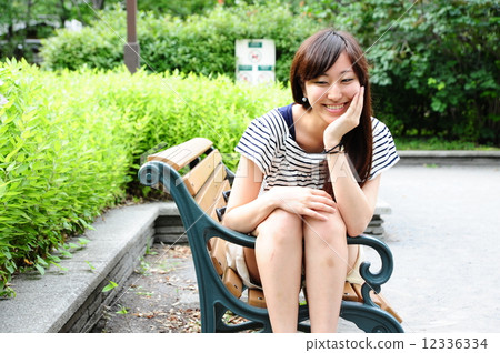 Women's portrait at the park 12336334