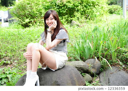 Women's portrait at the park 12336359