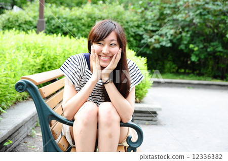 Women's portrait at the park Women's portrait at the park 12336382