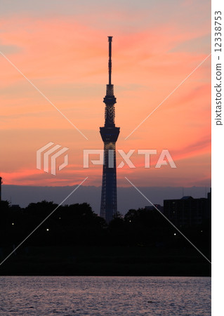 在黃昏和東京天空樹的荒川 在黃昏和東京天空樹的荒川 12338753