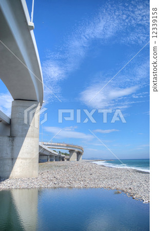 與小田原市西市繞道和海濱風景的交流的早川河口 12339158