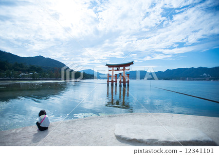 嚴島神社Otorii和一個女孩 12341101
