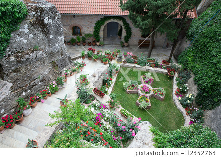 garden 12352763