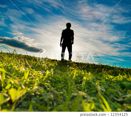 一個人在草地上 12354125