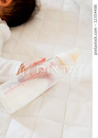 baby bottle  12354486