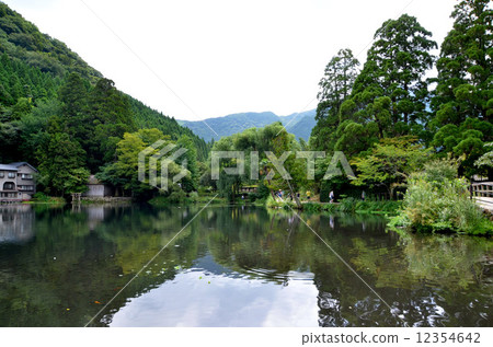 受歡迎的度假勝地，湯布院的黃金湖 12354642