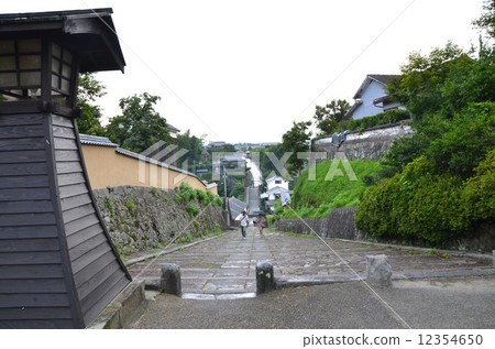 連接高台市山的武士住宅和下層商人之城的醋店的斜坡 12354650