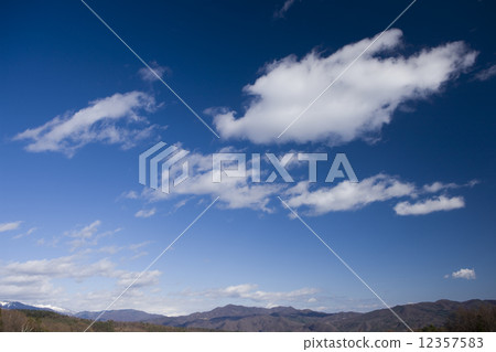  藍天和雲彩 12357583