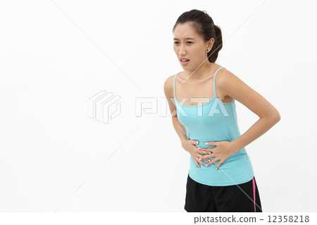 腹痛的亞洲女性 12358218