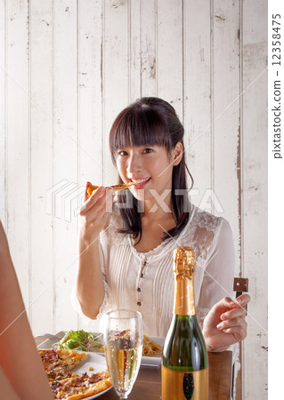 Women who eat 12358475