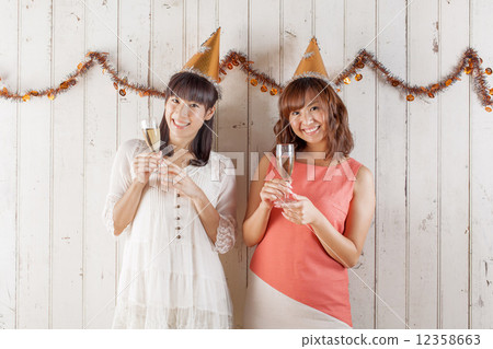 婦女在聚會上敬酒 婦女在聚會上敬酒 12358663