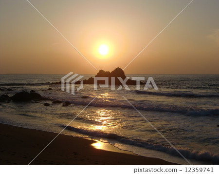 Sunset of the couple's rock 12359741