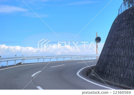 小田原市早川石橋地區從主要的農場道路景觀藍天和彎曲的基地農場道路 小田原市早川石橋地區從主要的農場道路景觀藍天和彎曲的基地農場道路 12360569