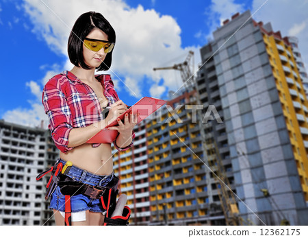 woman builder with clipboard 12362175
