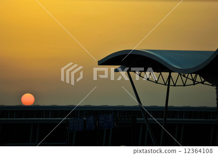 Shanghai Pudong Airport New Terminal Building and Sunset Shanghai Pudong Airport New Terminal Building and Sunset 12364108