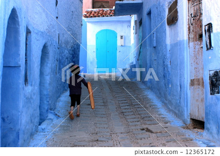 A girl who can run with French bread 12365172