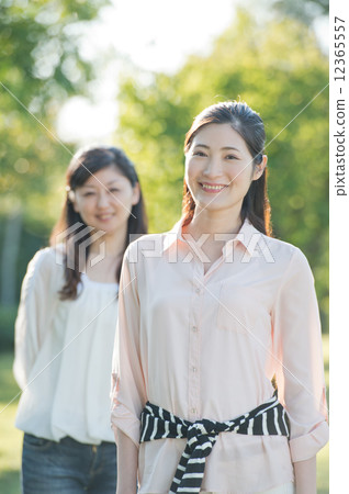 Smiling mother girl 12365557