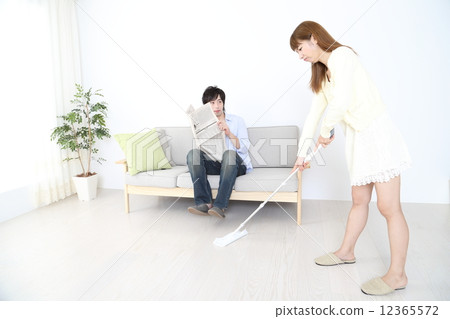 清潔婦女和讀報紙的一個人 12365572