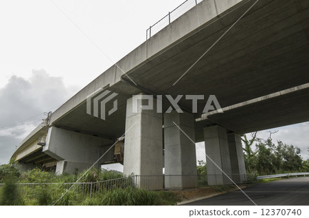 在高架沖繩高速公路下 12370740