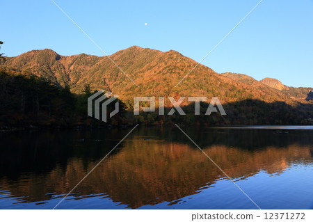 清晨熱水湖 12371272