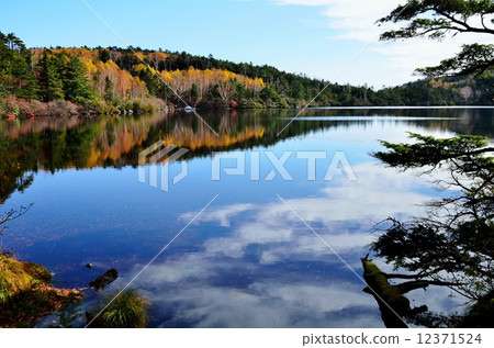 When it is autumn leaves, quiet place. 12371524