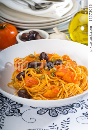 spaghetti pasta puttanesca 12373056