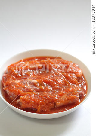生豬肉排骨浸泡在自製醬汁中 12373984