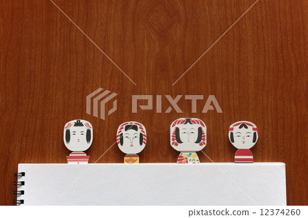 Peaceful peephole 12374260