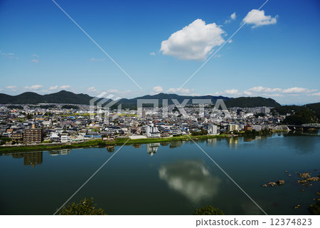 從犬山城堡塔的Kagamihara市 12374823