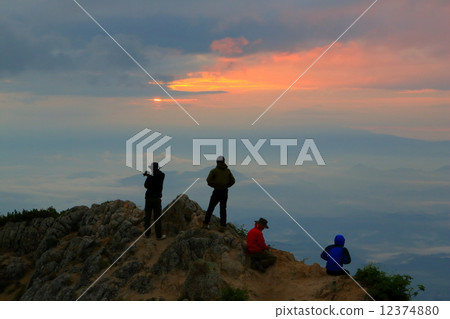 看到北阿爾卑斯山的登山者·Mt. Yomigi日出 12374880